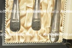 Couverts en métal argenté à motif de croix de fer dans leur coffret. Silver plated cutlery with Iron Cross motif in fitted case — photo 4