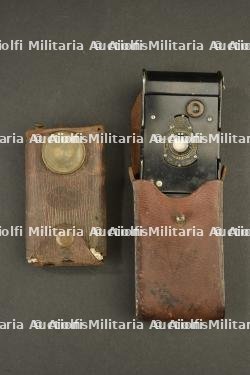 Lampe et appareil photos officier