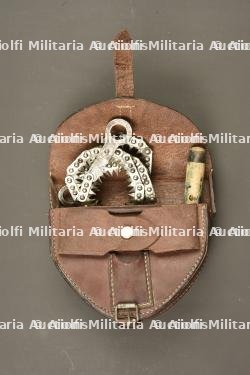 Scie pliante dans son étui cuir de cavalerie allemande. Folding saw in its German cavalry leather carrier