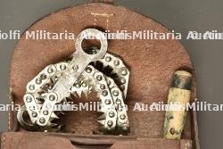 Scie pliante dans son étui cuir de cavalerie allemande. Folding saw in its German cavalry leather carrier — miniature 2