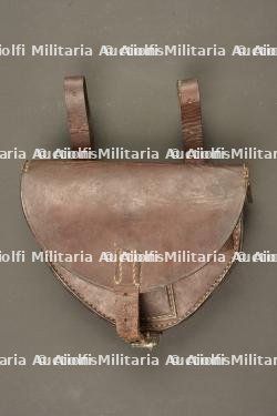 Scie pliante dans son étui cuir de cavalerie allemande. Folding saw in its German cavalry leather carrier — miniature 3