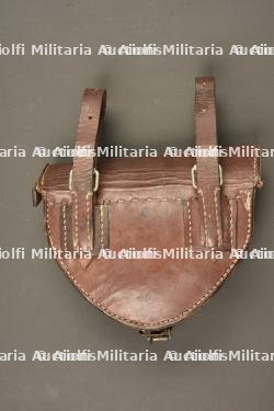 Scie pliante dans son étui cuir de cavalerie allemande. Folding saw in its German cavalry leather carrier — miniature 4