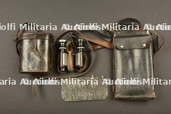 Ensemble d'objets d'officier d'artillerie, jumelles, porte carte, plaque de bureau et chiffres métalliques.