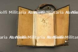 Ensemble d'objets d'officier d'artillerie, jumelles, porte carte, plaque de bureau et chiffres métalliques. — photo 2