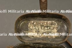 Ensemble d'objets d'officier d'artillerie, jumelles, porte carte, plaque de bureau et chiffres métalliques. — miniature 4