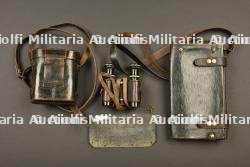 Ensemble d'objets d'officier d'artillerie, jumelles, porte carte, plaque de bureau et chiffres métalliques. — miniature 5