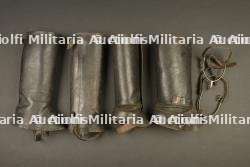 Lot de deux paires de housseaux de cavalerie francais, une sacoche et une paire d'éperons — photo 1