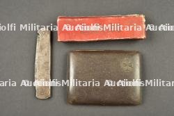 Petits objets du soldat allemand, Mercator, étui à cigarettes et harmonica. Small personal items of a German soldier including Mercator knife, cigarette case and harmonica