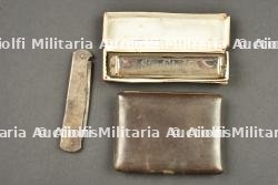 Petits objets du soldat allemand, Mercator, étui à cigarettes et harmonica. Small personal items of a German soldier including Mercator knife, cigarette case and harmonica — miniature 2