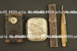 Petits objets du soldat allemand, lampe rasoir et étui à cigarettes. Small personal items of a German soldier including shaving lamp, razor and cigarette case