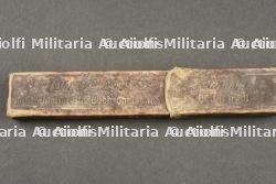 Petits objets du soldat allemand, lampe rasoir et étui à cigarettes. Small personal items of a German soldier including shaving lamp, razor and cigarette case — miniature 2