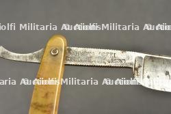 Petits objets du soldat allemand, lampe rasoir et étui à cigarettes. Small personal items of a German soldier including shaving lamp, razor and cigarette case — photo 3