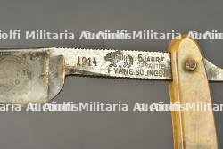 Petits objets du soldat allemand, lampe rasoir et étui à cigarettes. Small personal items of a German soldier including shaving lamp, razor and cigarette case — miniature 4
