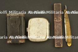 Petits objets du soldat allemand, lampe rasoir et étui à cigarettes. Small personal items of a German soldier including shaving lamp, razor and cigarette case — miniature 6