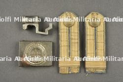 Lot allemand bouchon G98, boucle de ceinturon et pattes d'épaule. German lot including Gewehr 98 muzzle cover, belt buckle and shoulder straps