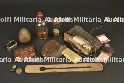 Lot de petits objets du quotidien du poilu, couture et hygiène — photo 1