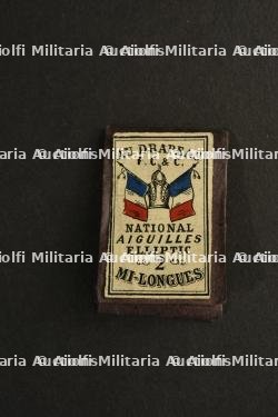 Lot de petits objets du quotidien du poilu, couture et hygiène — miniature 2