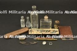 Lot d'objets du quotidien du poilu, hygiène, rasage et écriture.