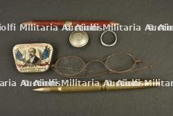 Lot d'objets du quotidien du poilu, hygiène, rasage et écriture. — miniature 8