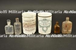 Ensemble de pots de confitures et mignonettes d'alcool de Poilu