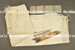 Toile de tente allemande avec étui et piquets de tente. German shelter half with carrier and tent pegs — photo 1