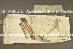 Toile de tente allemande avec étui et piquets de tente. German shelter half with carrier and tent pegs — photo 3