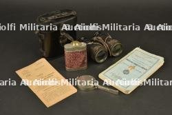 Ensemble d'objets d'officier, guides, jumelles, boussole et lampe
