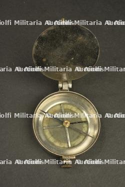 Ensemble d'objets d'officier, guides, jumelles, boussole et lampe — photo 8