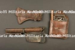 Lot d'outils individuels portatifs du Poilu, pelle, scie, hache.