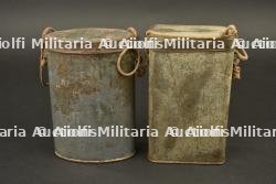 Lot de 2 boites de masques anti gaz M2 dont une ovale nominative
