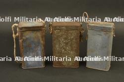 Lot de 3 boites de masques anti gaz M2 dont deux sont nominatives