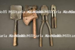 Lot d'outils individuels français de Poilu, pinces, hache et pelle — photo 1