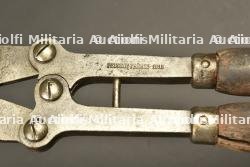 Lot d'outils individuels français de Poilu, pinces, hache et pelle — miniature 3