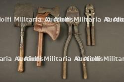 Lot d'outils individuels français de Poilu, pinces, hache et pelle — miniature 4