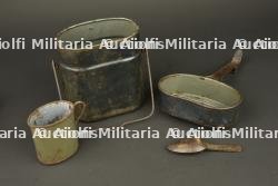 Gamelle, quart et couverts allemands. German mess tin, drinking cup and cutlery set — miniature 6