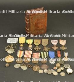 Ensemble de décorations et médailles