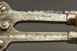 Fort lot d'outils individuels francais de poilu, pinces, scie, piquet — miniature 2