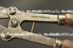 Fort lot d'outils individuels francais de poilu, pinces, scie, piquet — photo 5