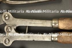 Fort lot d'outils individuels francais de poilu, pinces, scie, piquet — miniature 7