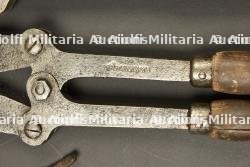 Fort lot d'outils individuels francais de poilu, pinces, scie, piquet — miniature 8