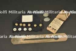Lot plaques d'identité et nécessaire couture d'artilleur