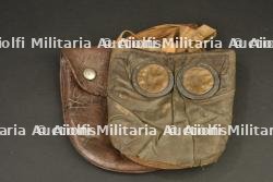 Masque anti gaz M2 du 2nd type avec sa pochette du commerce en cuir — miniature 2