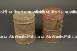 Lot de 2 boîtes de masque anti-gaz allemands. Lot of two German gas mask canisters