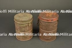 Lot de 2 boîtes de masque anti-gaz allemands. Lot of two German gas mask canisters — miniature 6