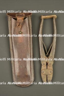 Pince coupante allemande M1911 dans son étui cuir. German Model 1911 wire cutters in leather carrier
