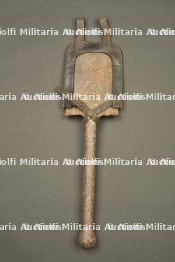 Pelle individuelle allemande entièrement métallique avec étui. All metal German entrenching tool with carrier — photo 1