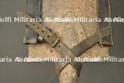 Pelle individuelle allemande entièrement métallique avec étui. All metal German entrenching tool with carrier — miniature 2
