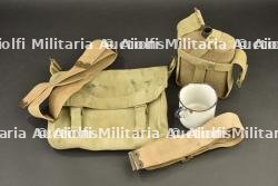 Lot d'équipements du soldat anglais, bidon, quart, musette et bretelles web — miniature 1