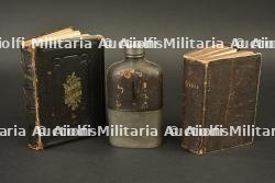 Lot de deux bibles de soldats canadiens et flasque de whisky — miniature 1