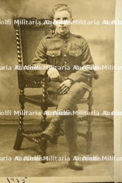 Lot de deux bibles de soldats canadiens et flasque de whisky — photo 2